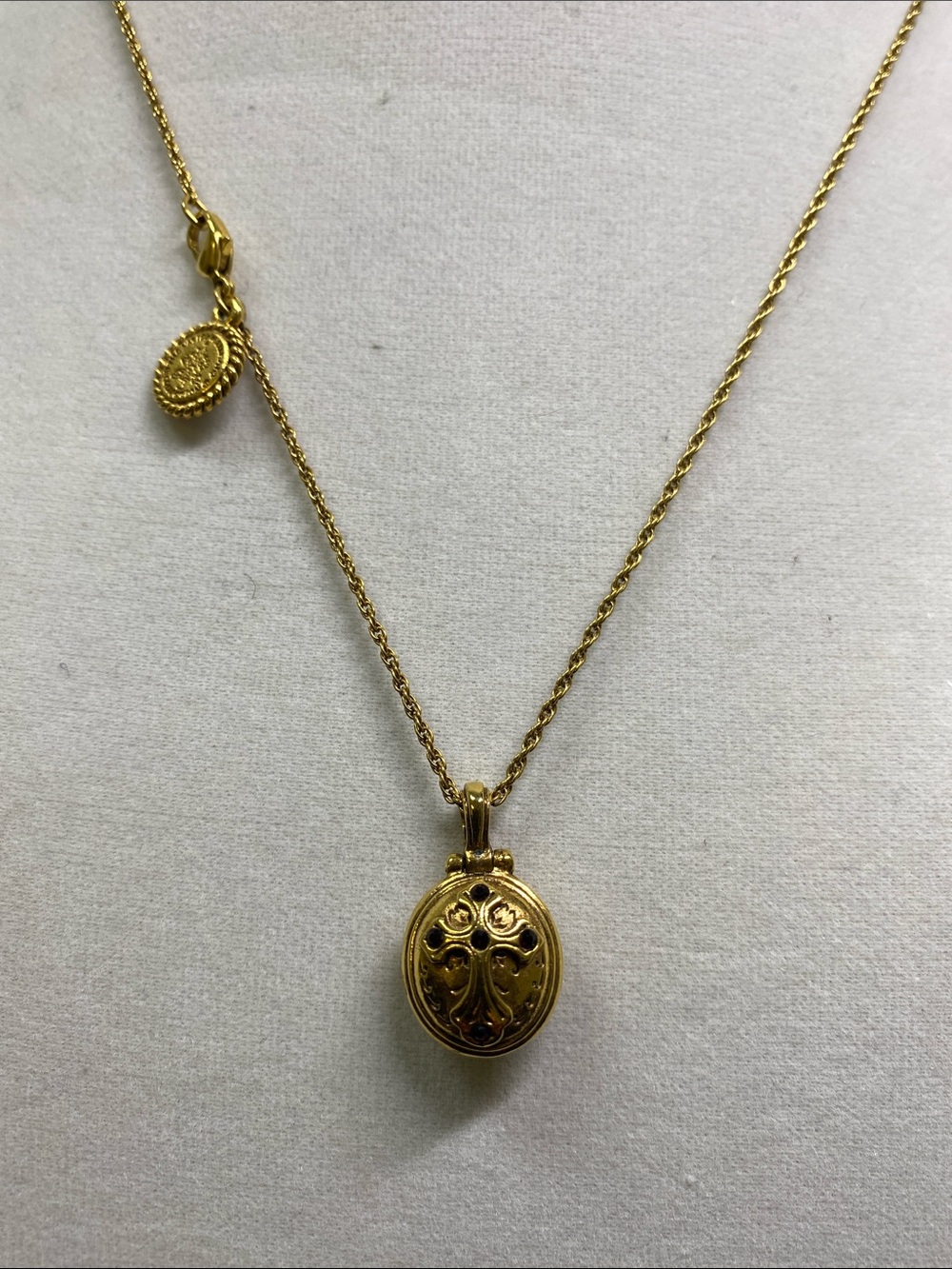 Vatcan edition pendant with chain